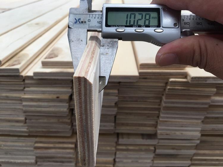 LVL modernu grīdlīsteņu materiāls