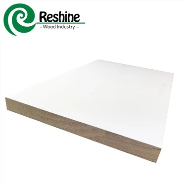 Ar pirkstiem savienotās priedes līstes